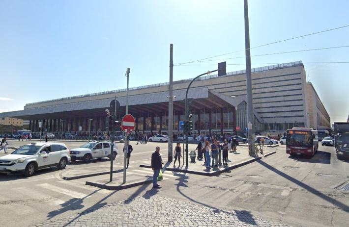  21 tra poliziotti e carabinieri rubavano borse, intimo e profumi alla stazione di Termini: truffa da 184mila euro