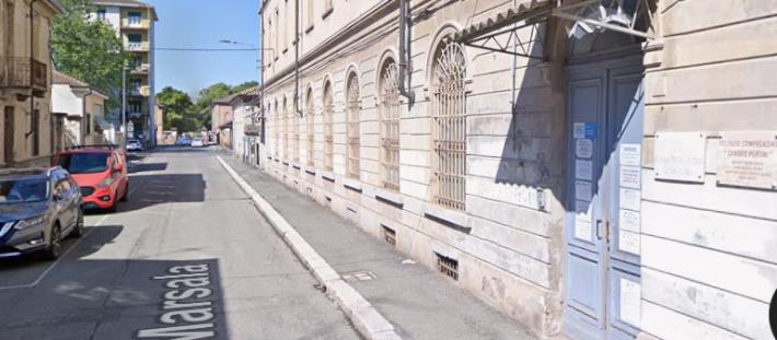 Accusa un bambino di bullismo sul nipote: il nonno entra in aula e lo schiaffeggia 