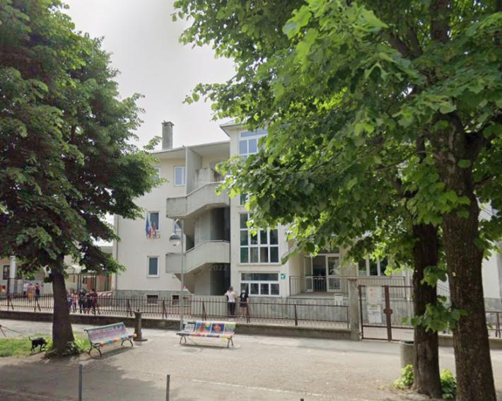 Ragazzino rischia di soffocare mentre mangia una merendina: salvato dall'insegnante 