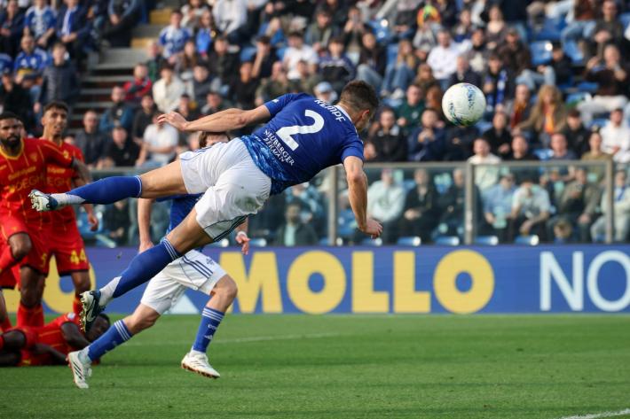 Il Como va sotto poi esagera: 3-1 al Lecce - Risultati e classifica 