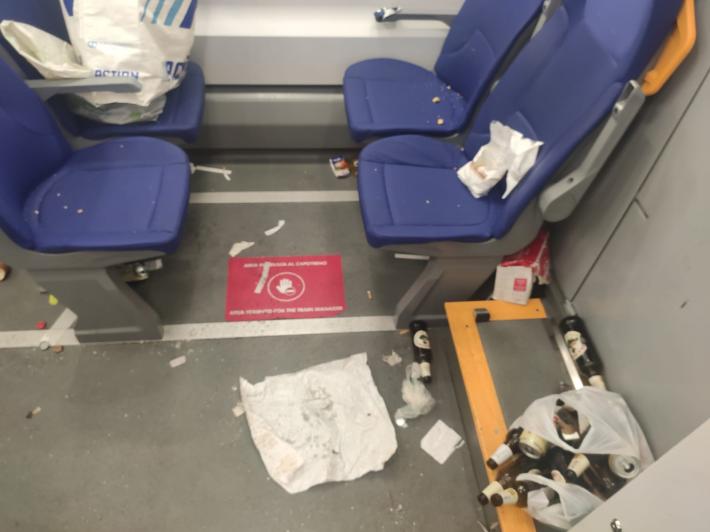 Bottiglie, sporcizia e vandalismi:  treno regionale danneggiato dai tifosi dopo Sassuolo-Atalanta