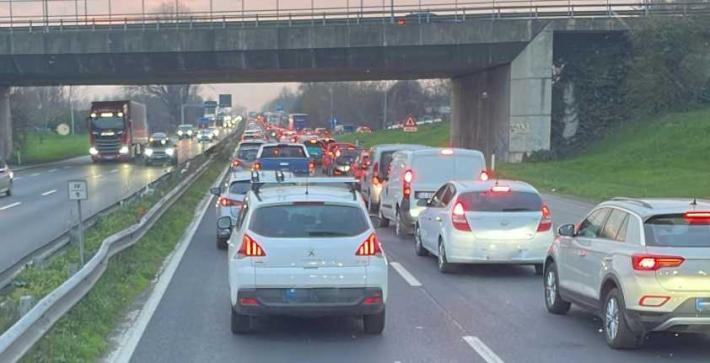 Camion fermo in tangenziale: coda di 2 chilometri tra via Europa e via San Leonardo (direzione Piacenza)