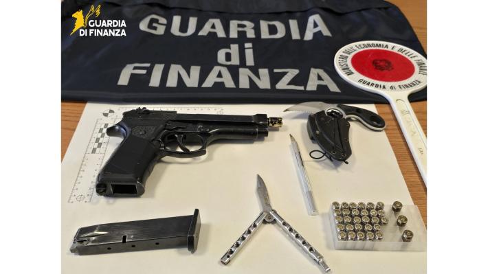 Sequestrati pistola, munizioni e coltelli. Denunciato un responsabile. 