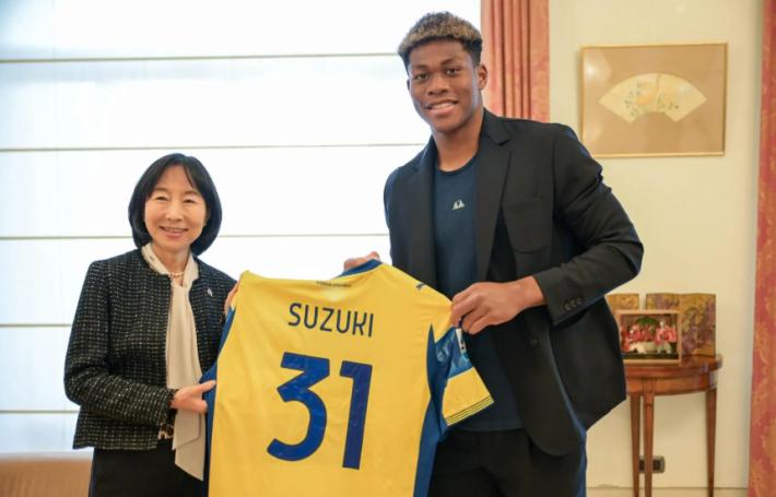 Suzuki "ambasciatore sportivo" del Giappone ricevuto a Roma dall'ambasciatrice Ono