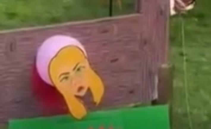 La Meloni "ghigliottinata" al carnevale reggiano: scoppia la polemica - Il video