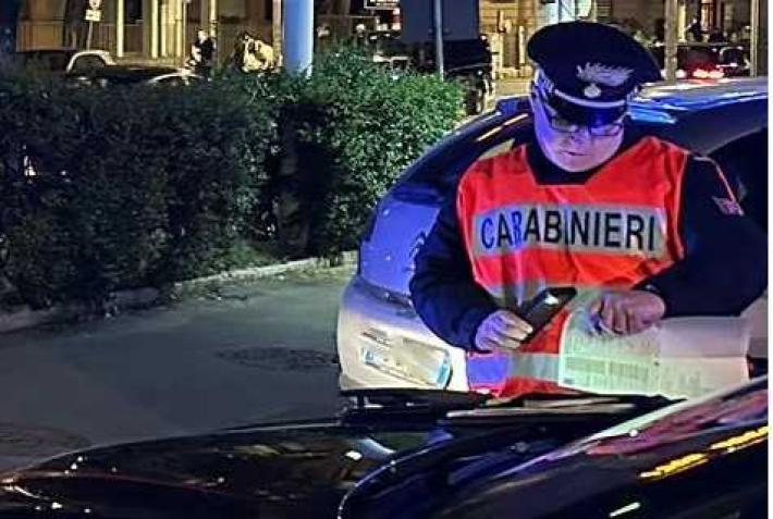 Raffica di controlli in citt&agrave;: scoperti e denunciati quattro che non dovevano essere a Parma. Due ubrachi nei guai: uno ha minacciato i militari