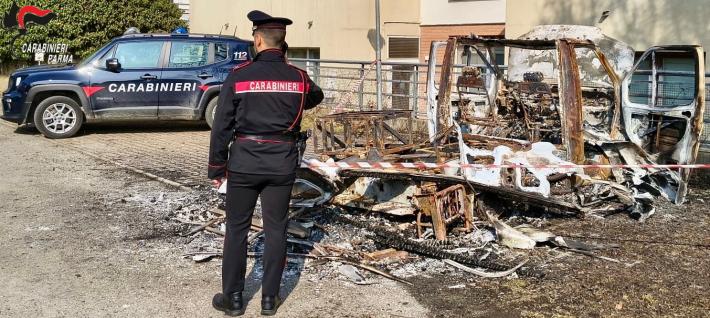 Medesano: d&agrave; fuoco al camper del compagno e scappa. Fermata dai carabinieri, li aggredisce con una catena 