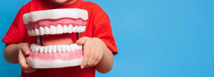 Denti &laquo;avvelenati&raquo;: migliora l'igiene, ma troppi dolci minano la salute orale 