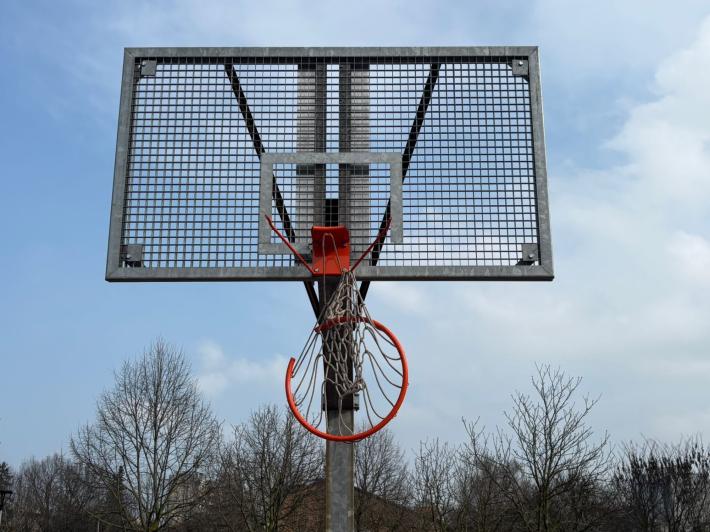 Via Oradour, canestri distrutti e fontanella ancora fuori uso dopo quattro mesi