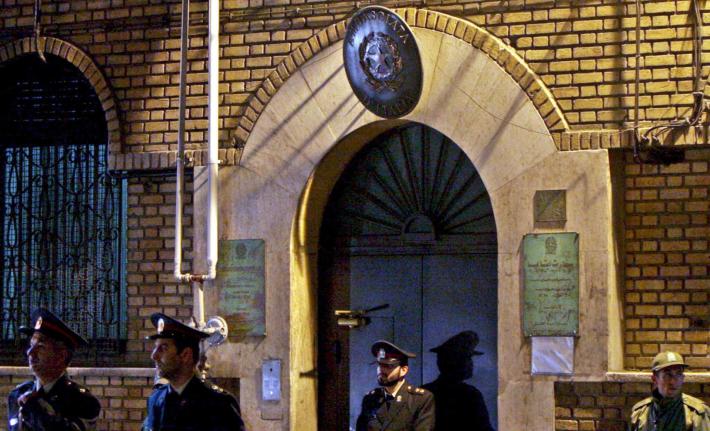 L'Azerbaigian denuncia un attacco con droni di Teheran, l'Italia trasferisce l'ambasciata a Baku. L'Iran: "Invasione di terra? Siamo pronti"