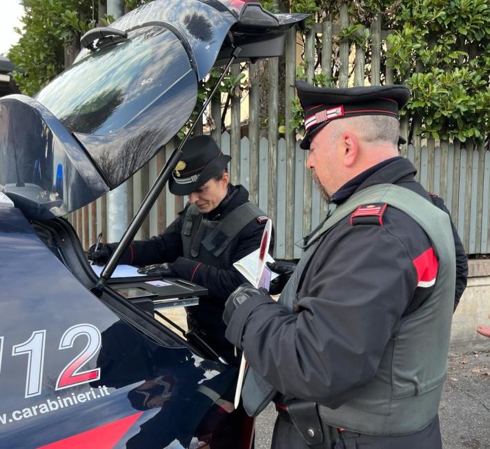 Fermati nella notte su un'auto rubata con una carta bancomat trafugata: denunciati un 31enne di Parma e un 39enne di Correggio 