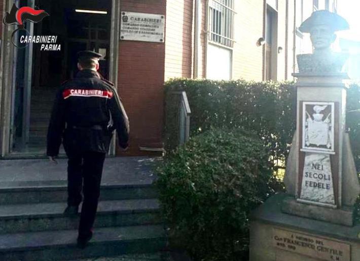 Fidenza, notte di follia fuori dalla caserma: 18enne tenta l'irruzione e aggredisce i militari. Arrestato 