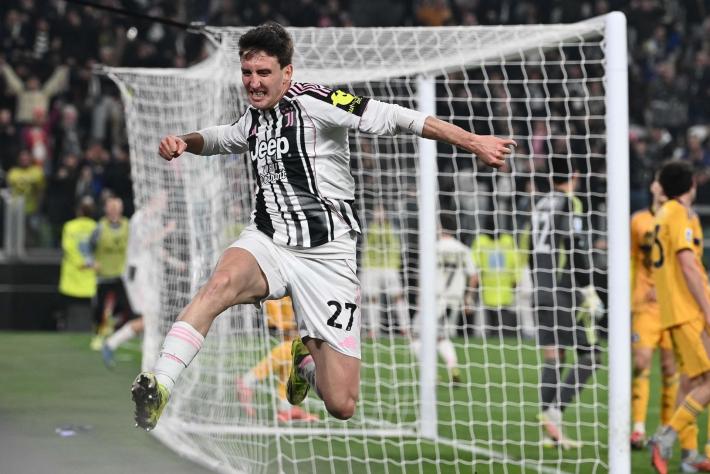 La Juve travolge il Pisa, tutto nel secondo tempo: 4-0. Sotto di due gol, l'Atalanta pareggia con l'Udinese. 2-1, vittoria Champions del Como a Cagliari - Risultati e classifica