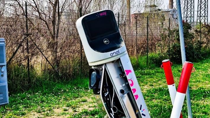 Colonnina di ricarica di veicoli elettrici in via San Leonardo vandalizzata
