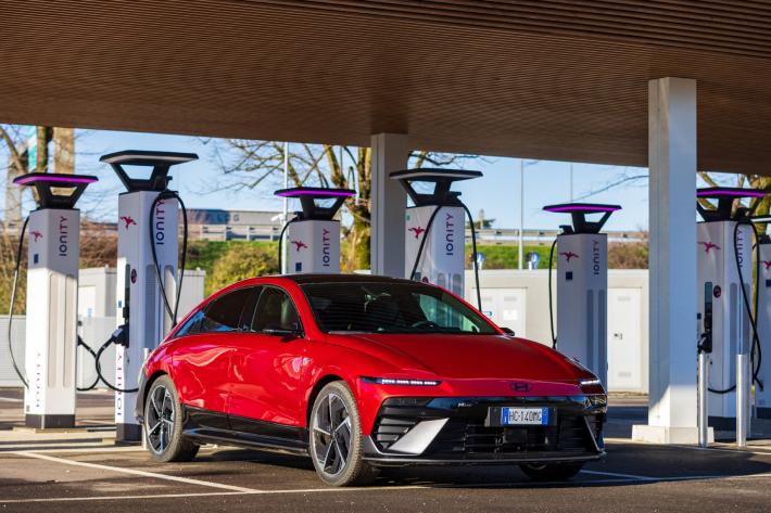 Hyundai Ioniq 6, grande berlina da grandi viaggi