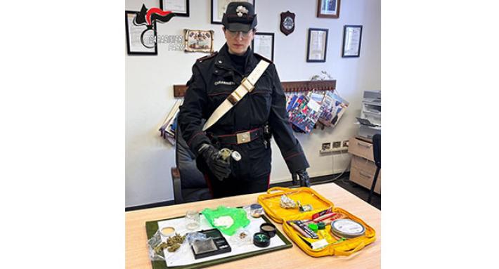  Fermata in auto per un controllo trovata in possesso di 21 gr. di cocaina nel pacchetto di sigarette. Dalla successiva perquisizione a casa spuntano altri stupefacenti e un bilancino di precisione. A