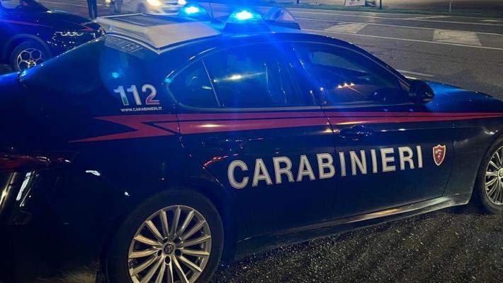 Fidenza: magneti, scatole schermate e pantaloni "a zampa" per eludere i controlli. I carabinieri fermano tre persone al centro commerciale, un 31enne &egrave; stato arrestato.  