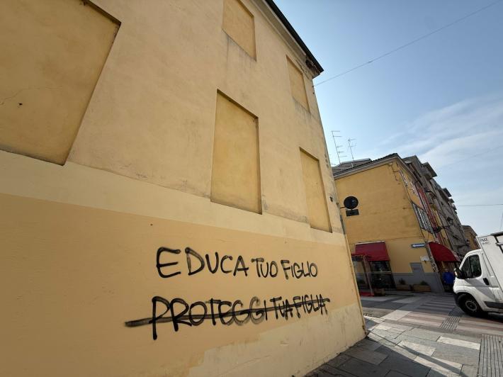 Tornano i vandali: muro di via Bixio deturpato per l'ennesima volta