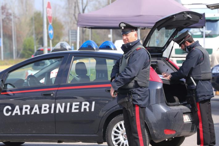 Rubano 4mila euro in contanti all'autolavaggio: denunciata coppia di anziani 