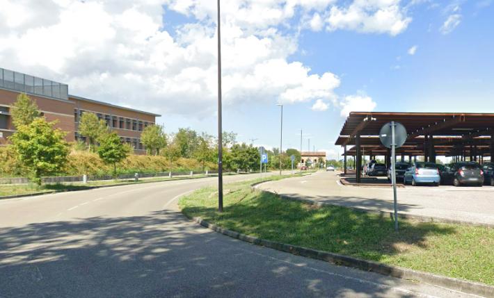 Auto si ribalta a Fidenza, conducente incastrato