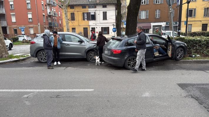 Scontro fra auto in viale Vittoria