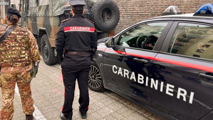 Crea disordini in zona stazione e aggredisce i militari e Carabinieri intervenuti 