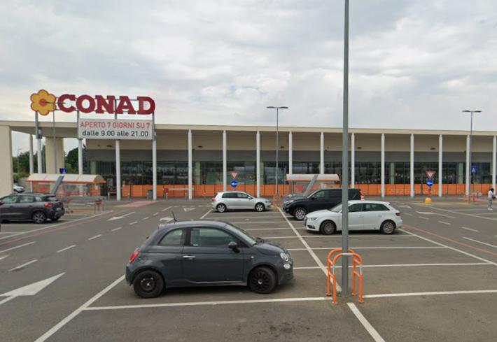 Paura davanti al supermercato: lite e botte tra due persone. Intervengono ambulanza e carabinieri