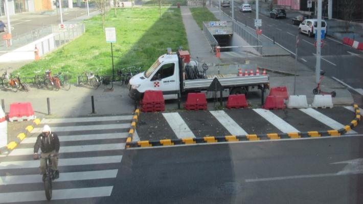 Stazione, dissuasori gialli e neri per agevolare il transito degli autobus (e per evitare la sosta &laquo;selvaggia&raquo;)