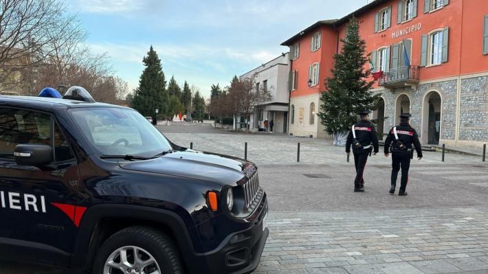 Violenta aggressione nel reggiano: calci e pugni alla moglie davanti al figlio minore: arrestato dai Carabinieri