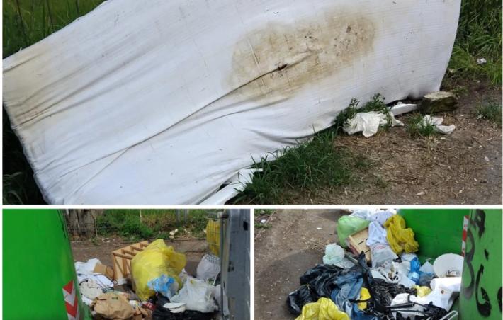Discarica a cielo aperto in via Pasubio: materasso abbandonato e montagne di rifiuti 