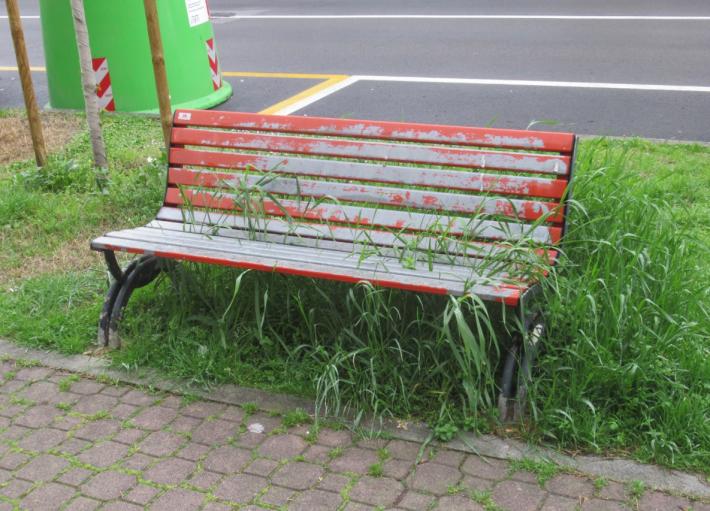 &laquo;In via Picasso una panchina poco&hellip; invitante&raquo;