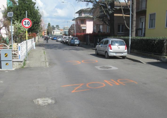 Segnaletica "fai da te" in via Del Bono