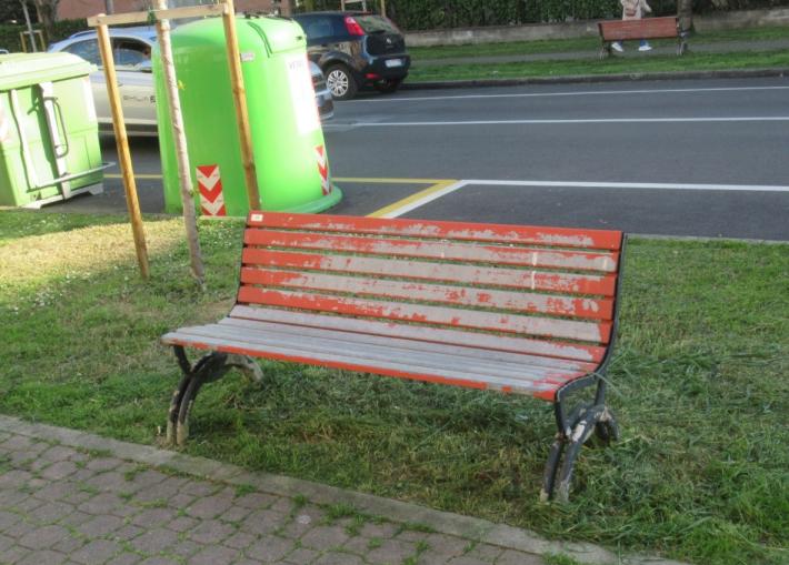 Panchina ripulita in via Picasso, "Grazie Gazzetta"