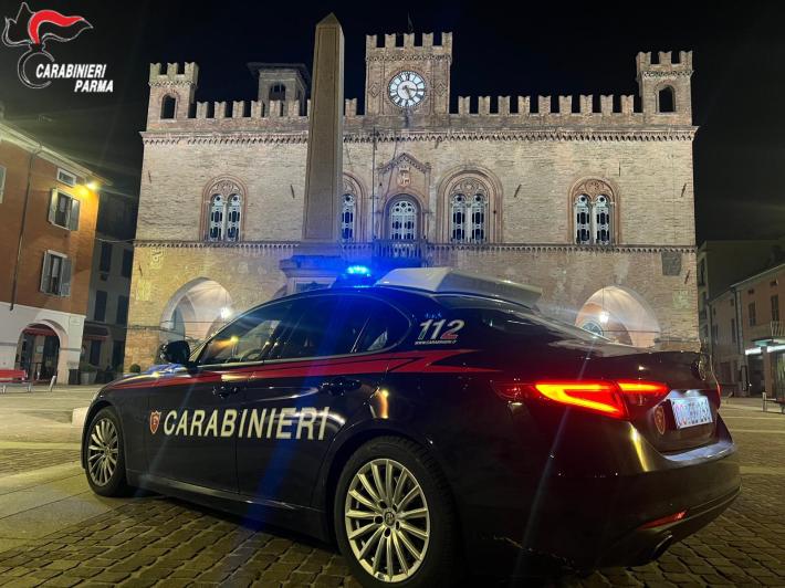 Indossa la merce rubata e se ne va. Aggridisce le guardie giurate e i carabinieri: arrestato un 25enne