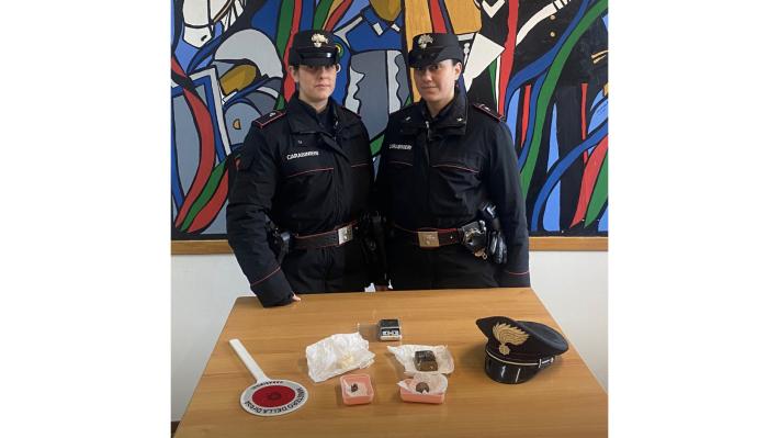 Carabinieri sequestrano il raro "hashish bianco" ricercato dai giovanissimi: giovane denunciato