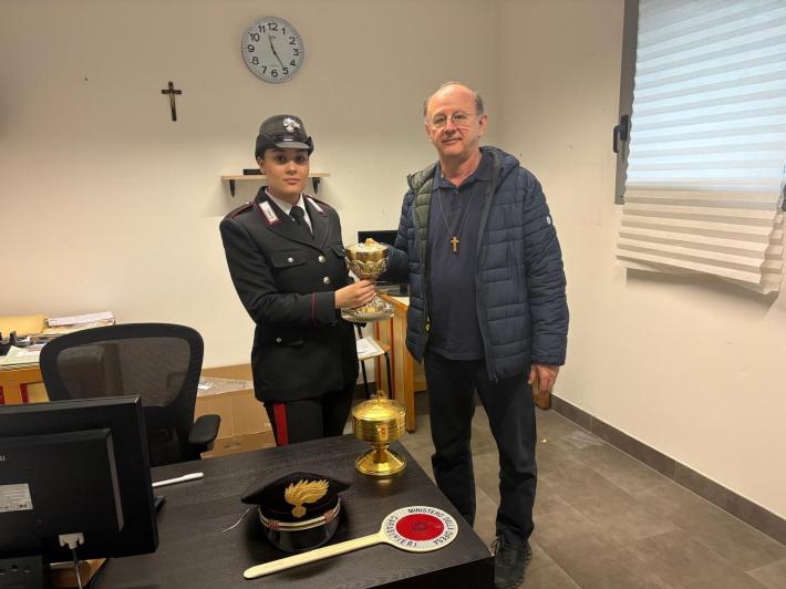 Recuperati due vasi sacri rubati da una chiesa: denunciato un 31enne nella Bassa reggiana 