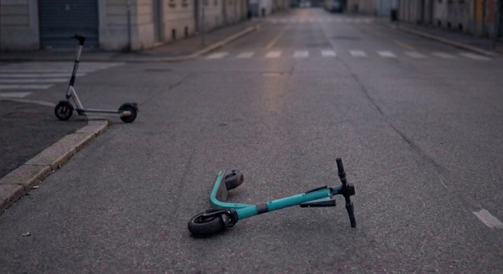 Scontro auto-monopattino, feriti due bambini di 10 anni