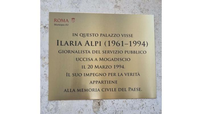 A Roma una targa in memoria di Ilaria Alpi a 32 dal suo assassinio. I cugini parmigiani Ginevra e Umberto Alpi presenti alla cerimonia 