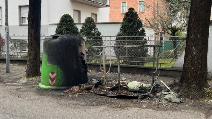 Incendio in via Martiri di Cassio: cassonetto e campana del vetro in fiamme