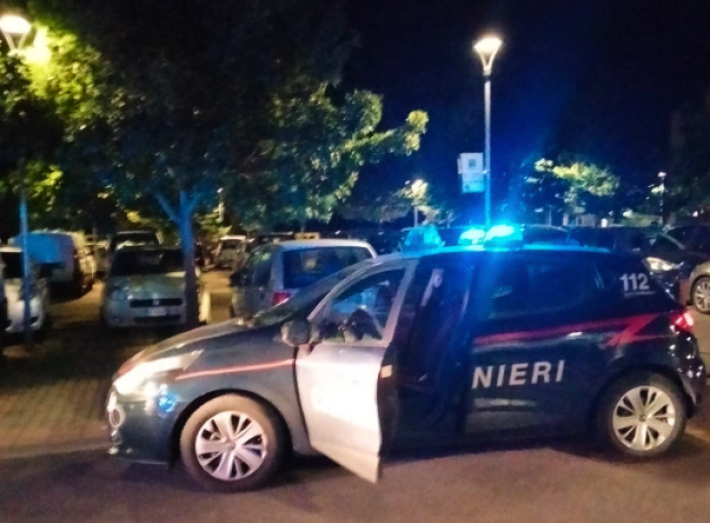 Aggredisce un uomo a colpi di roncola, poi fugge: 20enne ubriaco arrestato dopo la fuga 