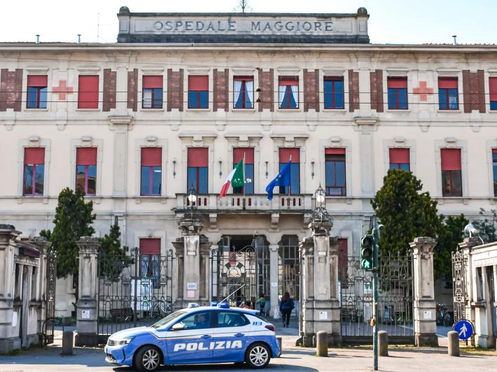 Bloccato all'ospedale Maggiore con tre smartphone addosso, uno restituito a un paziente: 44enne denunciato