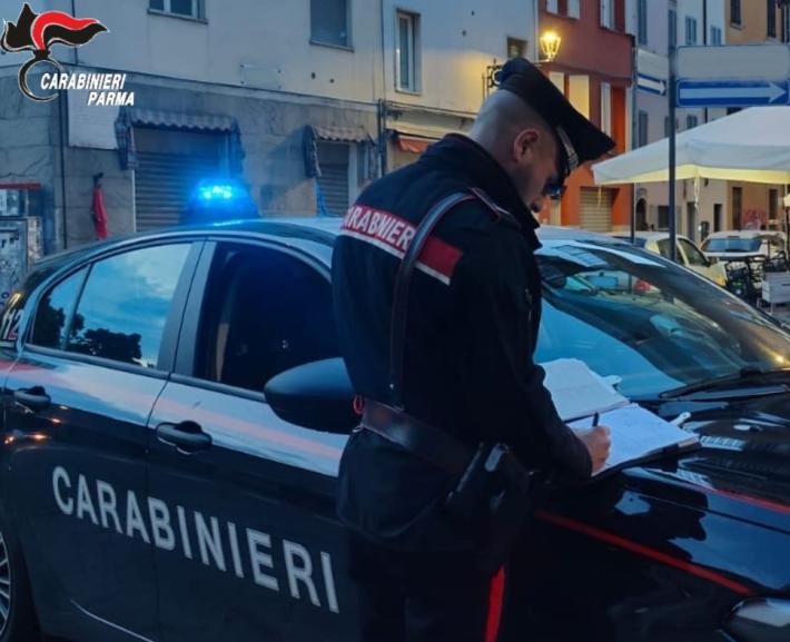 Al citofono si spaccia per il figlio, entra in casa e ruba gioielli: 20enne denunciato 