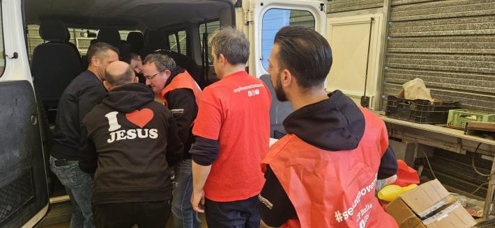 Un sorso di speranza per Niscemi: Parmalat e Acp Onlus distribuiscono centinaia di succhi e aiuti concreti