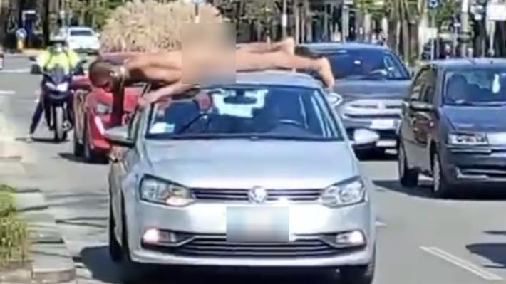 Nudo corre per strada e sale sulle auto danneggiandole 