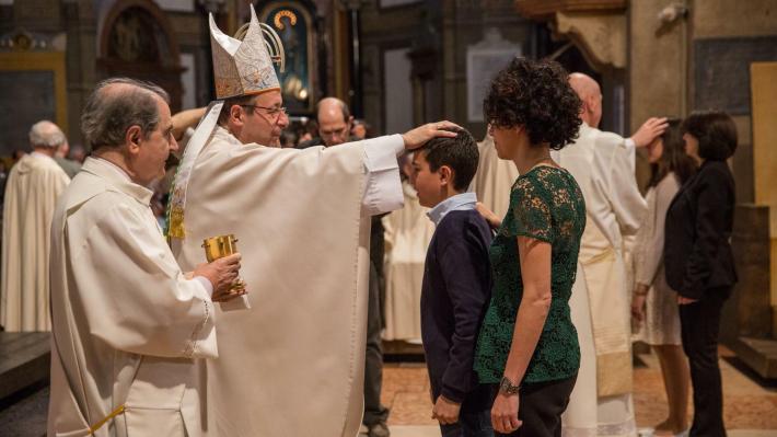 Cinquecentocinquanta cresimandi incontrano il vescovo Solmi