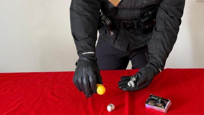 All'alt dei carabinieri tenta di scappare in bici lanciando la droga tra le auto in sosta