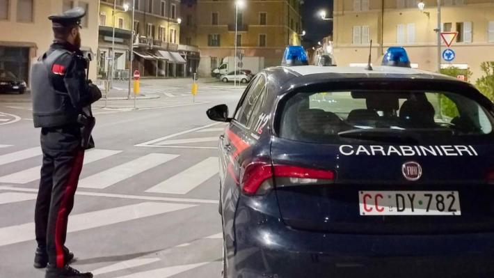 Viola il divieto di avvicinamento e minaccia la moglie  con una spranga, arrestato