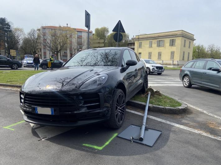 Auto abbatte un cartello e finisce sopra l'aiuola di fronte al Petitot