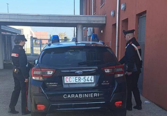 Un gesto di gentilezza finisce in aggressione: 31enne ferita con un cacciavite in un ristorante, denunciato un 38enne