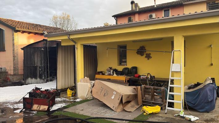 Brucia un box, paura per una bombola di gpl